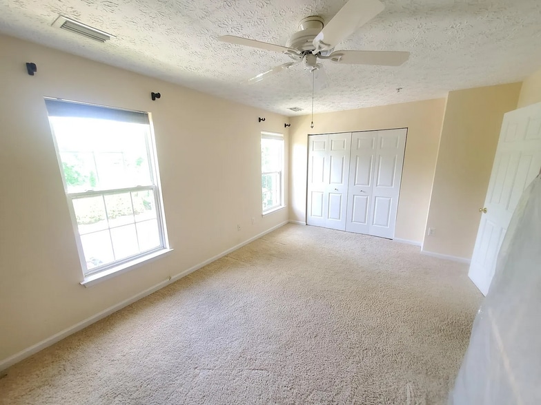 Building Photo - 121 Foxbay Ln