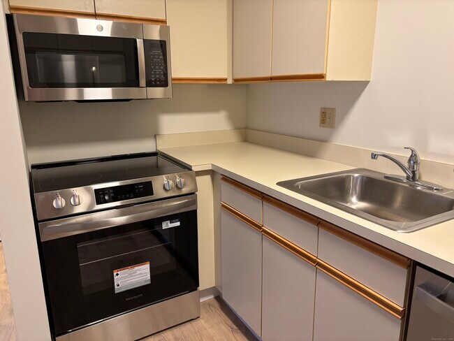 Building Photo - 82 Longview St