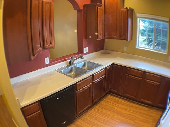 Building Photo - AVAILABLE NOW! | Townhouse in University heights