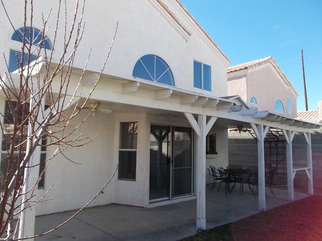 Building Photo - Comfort & Space in a Furnished Home