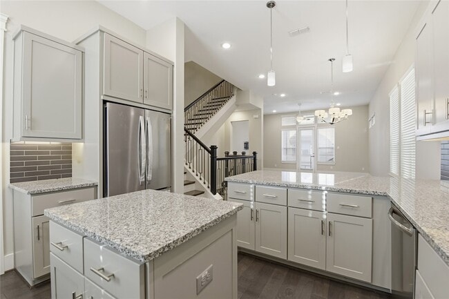 Building Photo - 819 Algona Ave