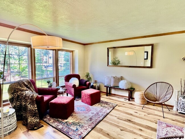 Building Photo - Suncrest Rental with large manicured lawn