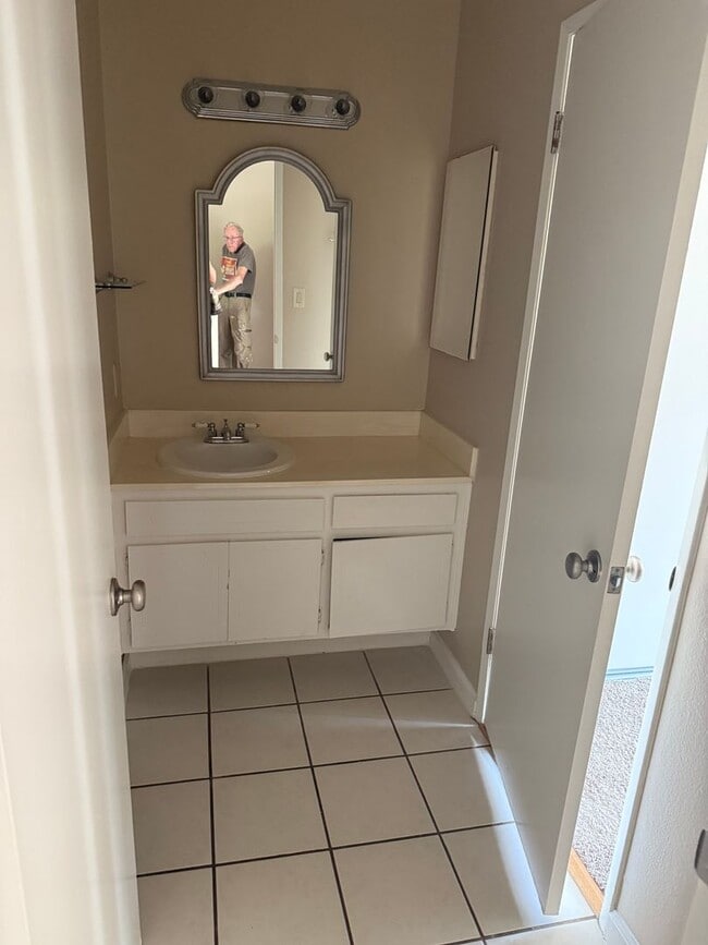 Building Photo - 2 Bedroom 1.5 Bath Beautiful Townhome in E...