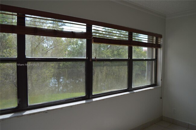 Building Photo - 303 Racquet Club Rd
