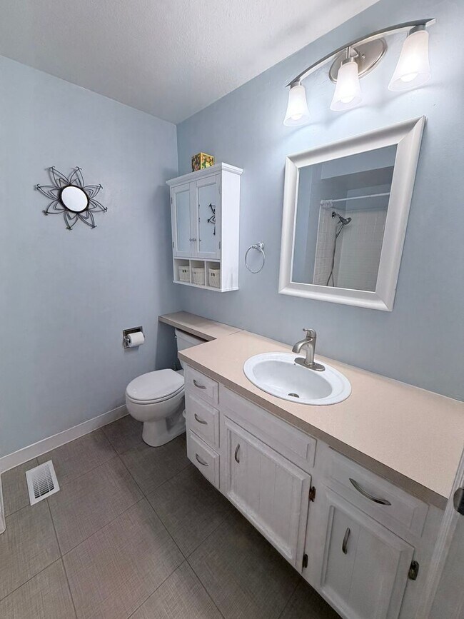 Building Photo - Well Maintained Three Bedroom Home in South Salem