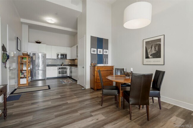 Building Photo - 25 Leroy Pl