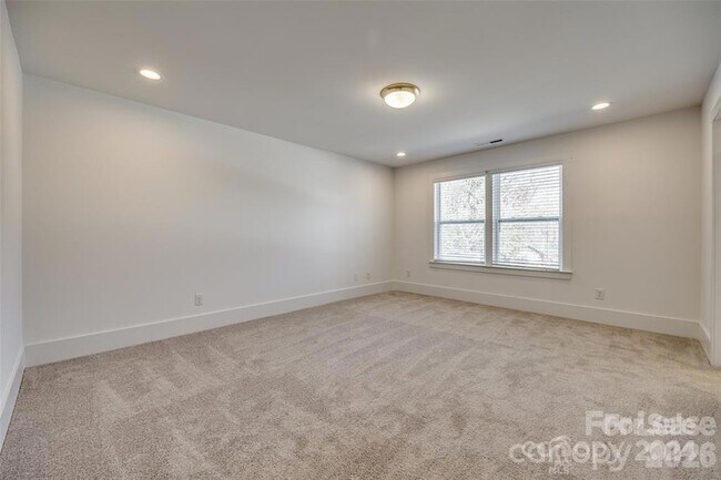 Building Photo - 1237 Eastway Dr