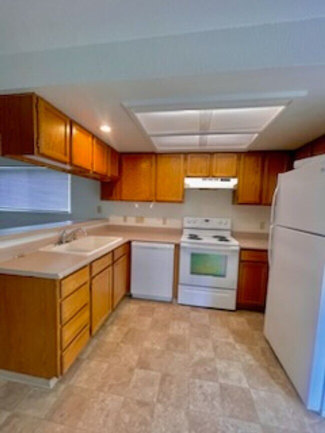 Building Photo - 1747 Siskiyou Blvd