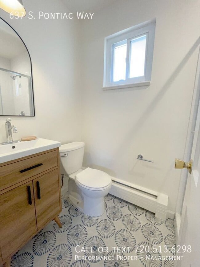 Building Photo - 637 S Pontiac Way