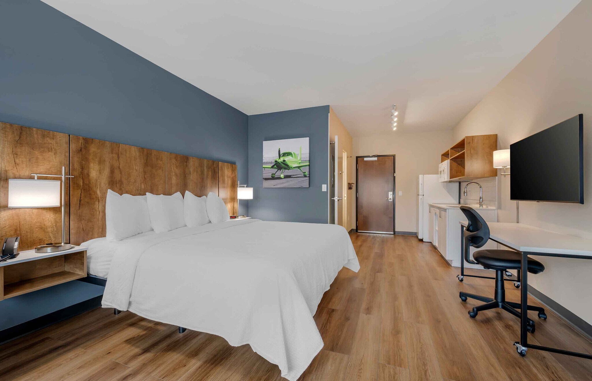 Building Photo - Furnished Studio-Phoenix - Chandler - Airport