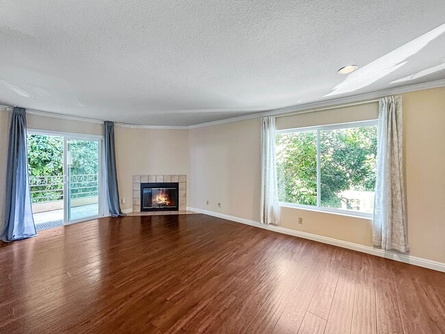 Building Photo - Modern Second-Story 2B/2BA in the Heart of...