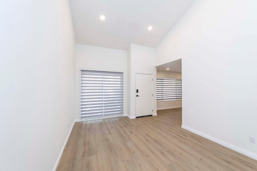 Building Photo - 2423 Coventry Cir