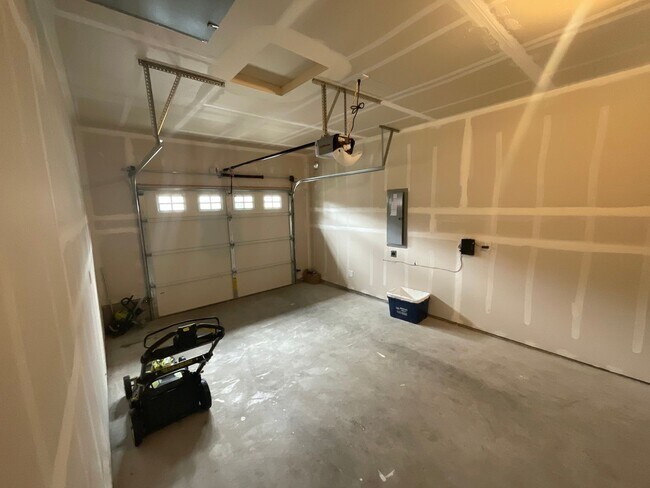 Building Photo - 3 Bed, 2.5 Bath with Garage and Fully Fenced Back Yard