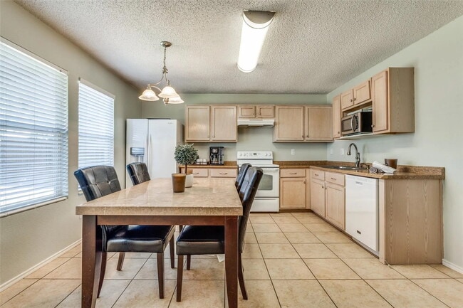 Building Photo - 4612 Wedgewood Dr