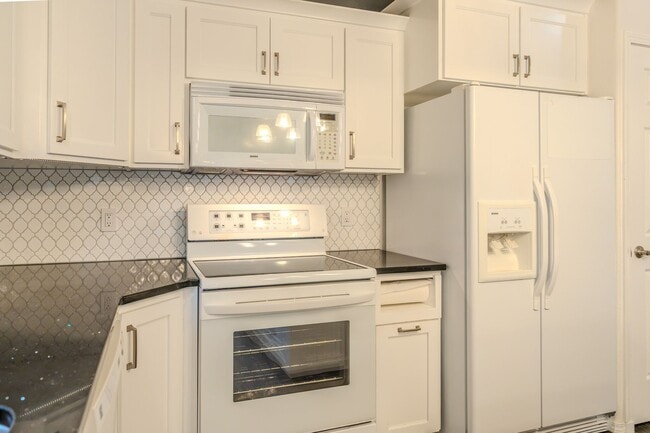 Building Photo - Executive Property with River Access