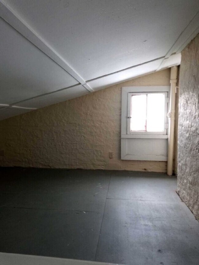 Building Photo - Renovated 1 BD +home office/child's room House with Upgrades