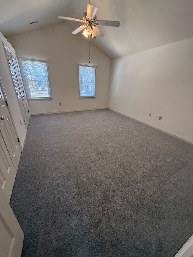Building Photo - 4 Bedroom Townhouse Near Chesterfield Cour...