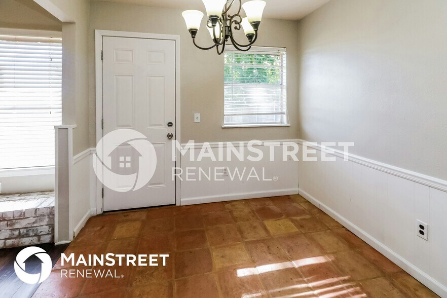 Building Photo - 828 SE 9th St