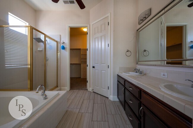 Building Photo - Charming 4BR/2BA Home in the Heart of Clov...