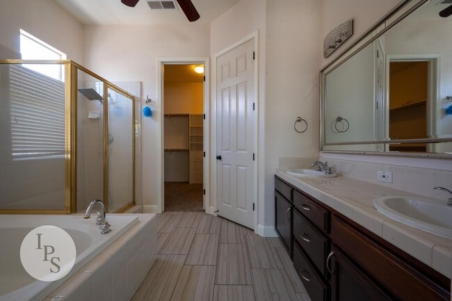Building Photo - Charming 4BR/2BA Home in the Heart of Clovis Unified!