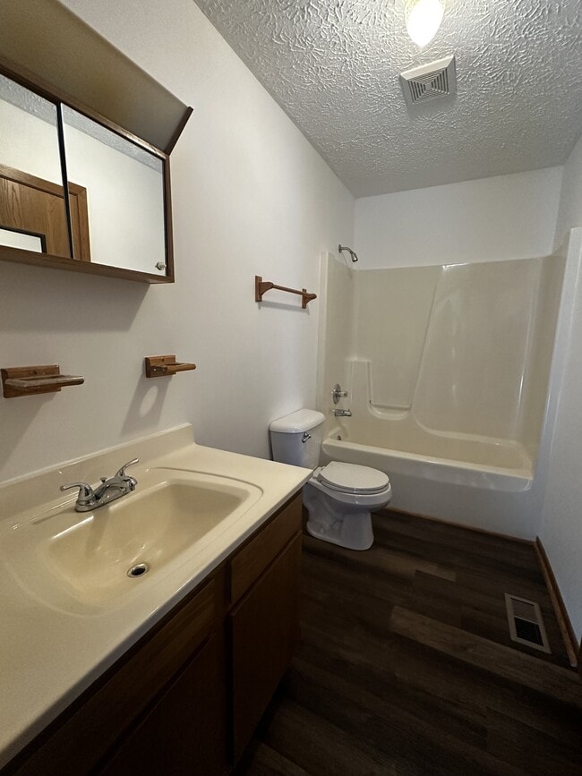 Building Photo - 106 Sharon Dr