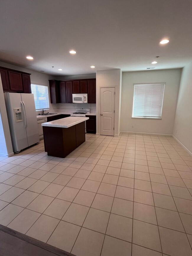 Building Photo - BEAUTIFUL HOME IN WEST ROSEVILLE!!