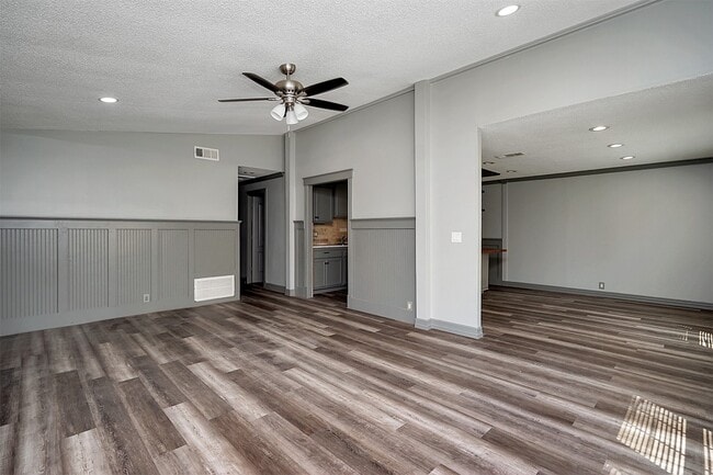 Building Photo - 10 Carol Ct