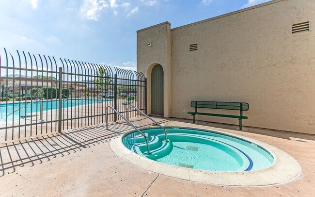 Building Photo - Great 2 BD Home in the Lake Park Terrace C...