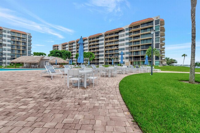 Building Photo - 899 Jeffery St