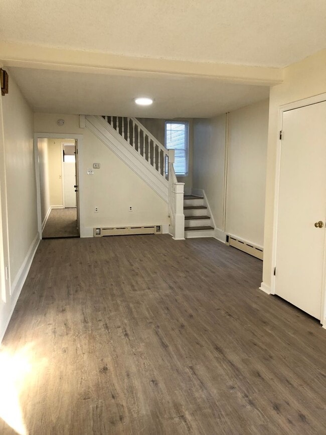 Building Photo - Great 3 Bedroom, 1 1/2 Bath Home! New Kitc...