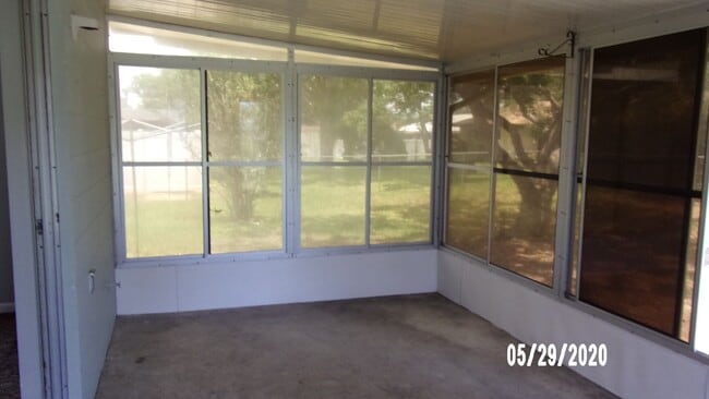 Building Photo - 3 Bedroom 1 Bath available in Marion Oaks