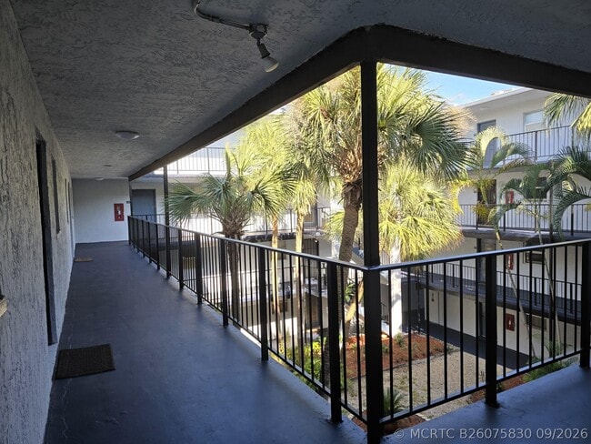 Building Photo - 2860 Somerset Dr