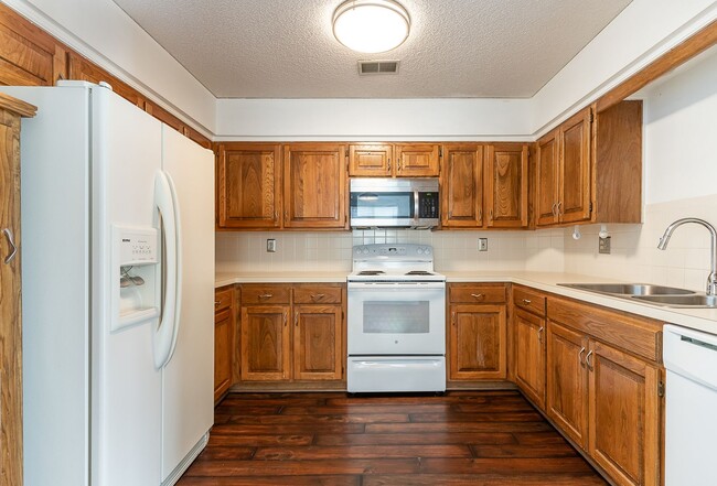 Building Photo - Shawnee Condo all redone close to Shops an...