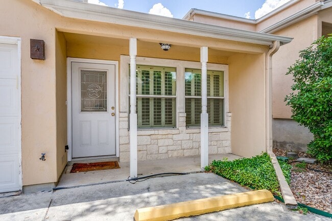Building Photo - 2-BEDROOM, 2.5-BATHROOM DUPLEX/CONDOMINIUM IN TERRELL HEIGHTS
