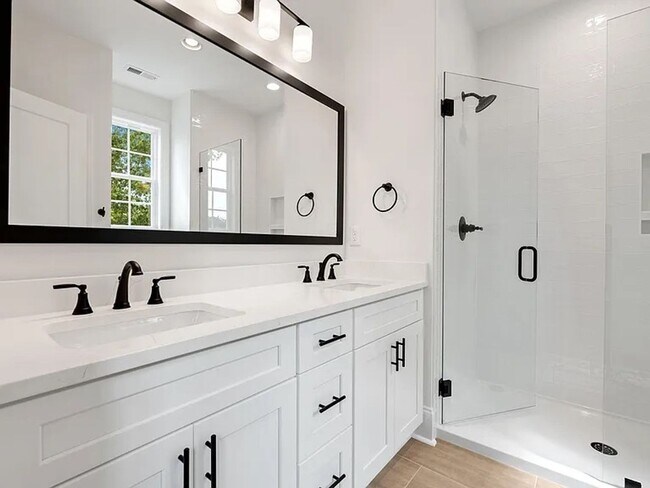 Building Photo - 711 N Main St