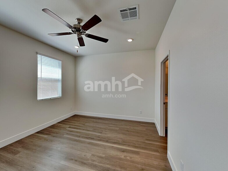 Building Photo - 854 English Primrose St