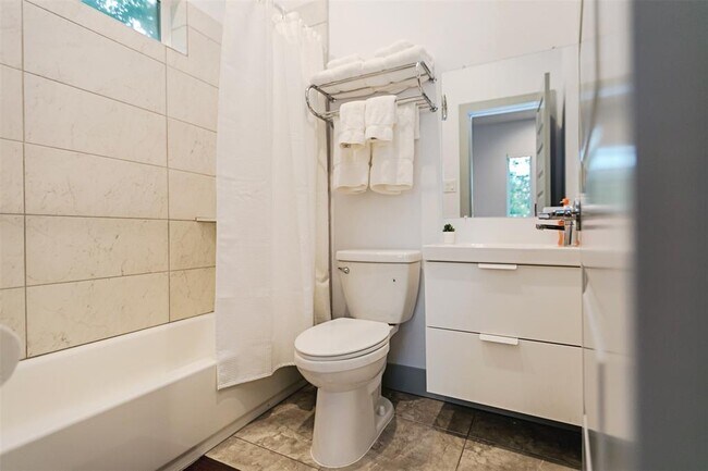 Building Photo - 4303 Chester St