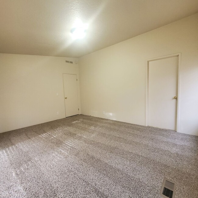 Building Photo - Newly Renovated Pet Friendly 3 Bed / 2 Bat...