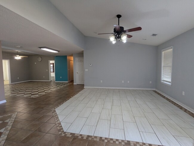 Building Photo - 1515 Hall Way