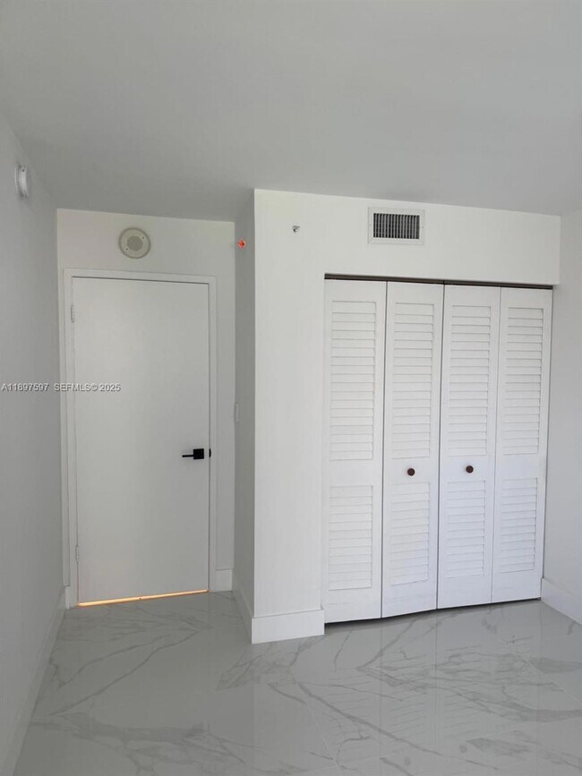 Building Photo - 800 N Miami Ave