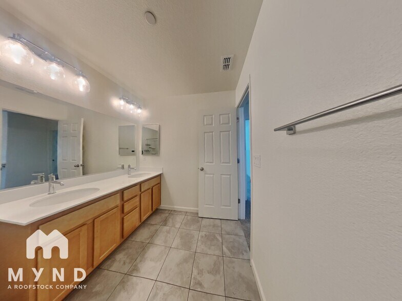 Building Photo - 7942 Pitcher St