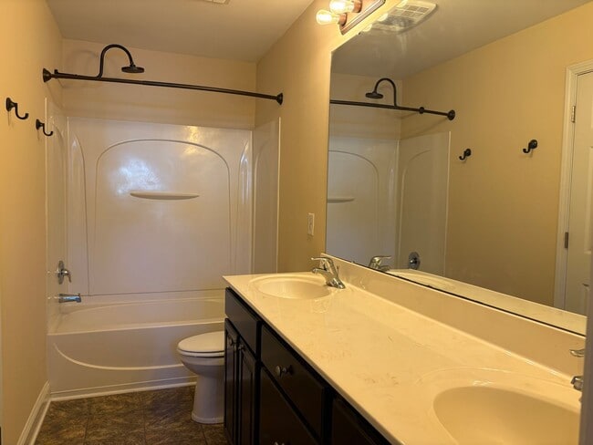 Building Photo - 2 Bedroom, 2.5 Bathroom Townhouse in Greensboro!