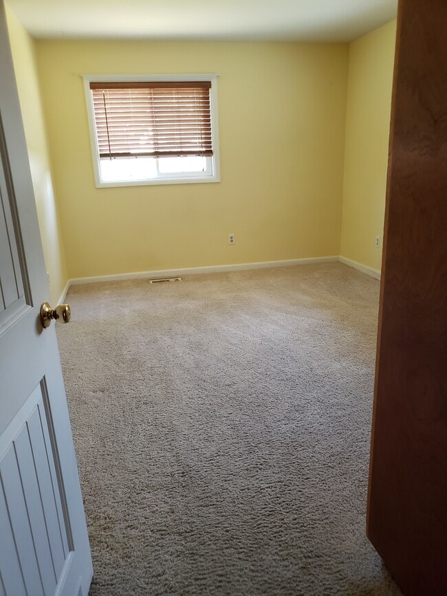 2nd bedroom - 124 SW Davis Ave