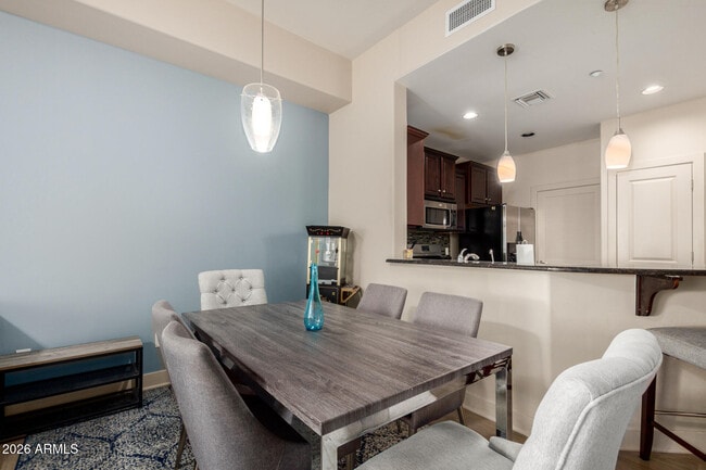 Building Photo - 945 E Playa Del Norte Dr