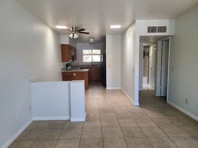 Building Photo - Charming Duplex Unit Available - Don't Miss Out!