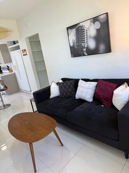 Building Photo - 2513 Staples Ave