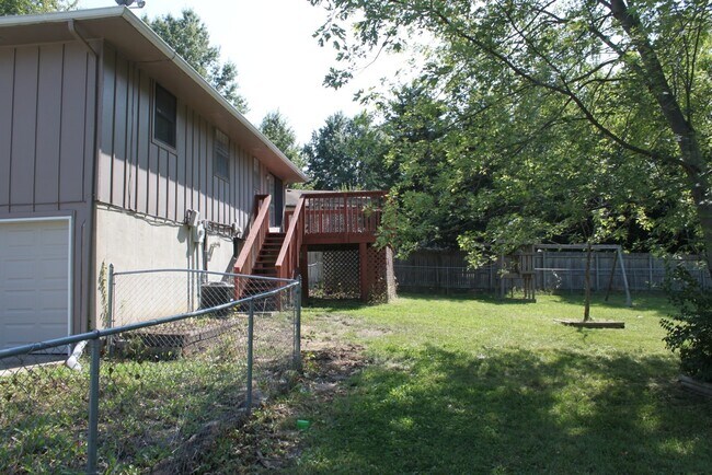 Building Photo - AVAILABLE NOW! Beautiful 3 Bedroom Home in...