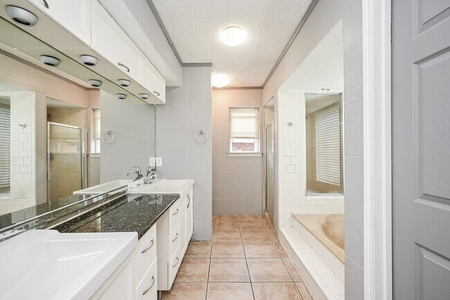 Building Photo - 13102 Richmond Ave.