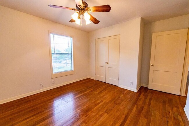 Building Photo - 5515 Roosevelt Ave