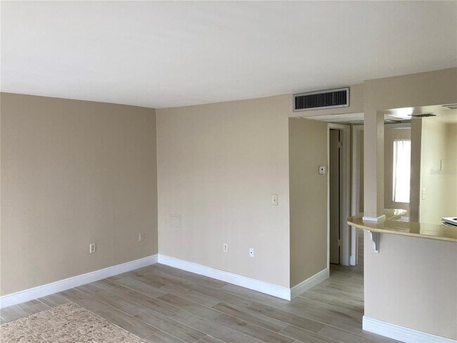 Building Photo - 3840 N Lake Dr